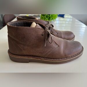 Clarks women beeswax leather desert boots 8.5.